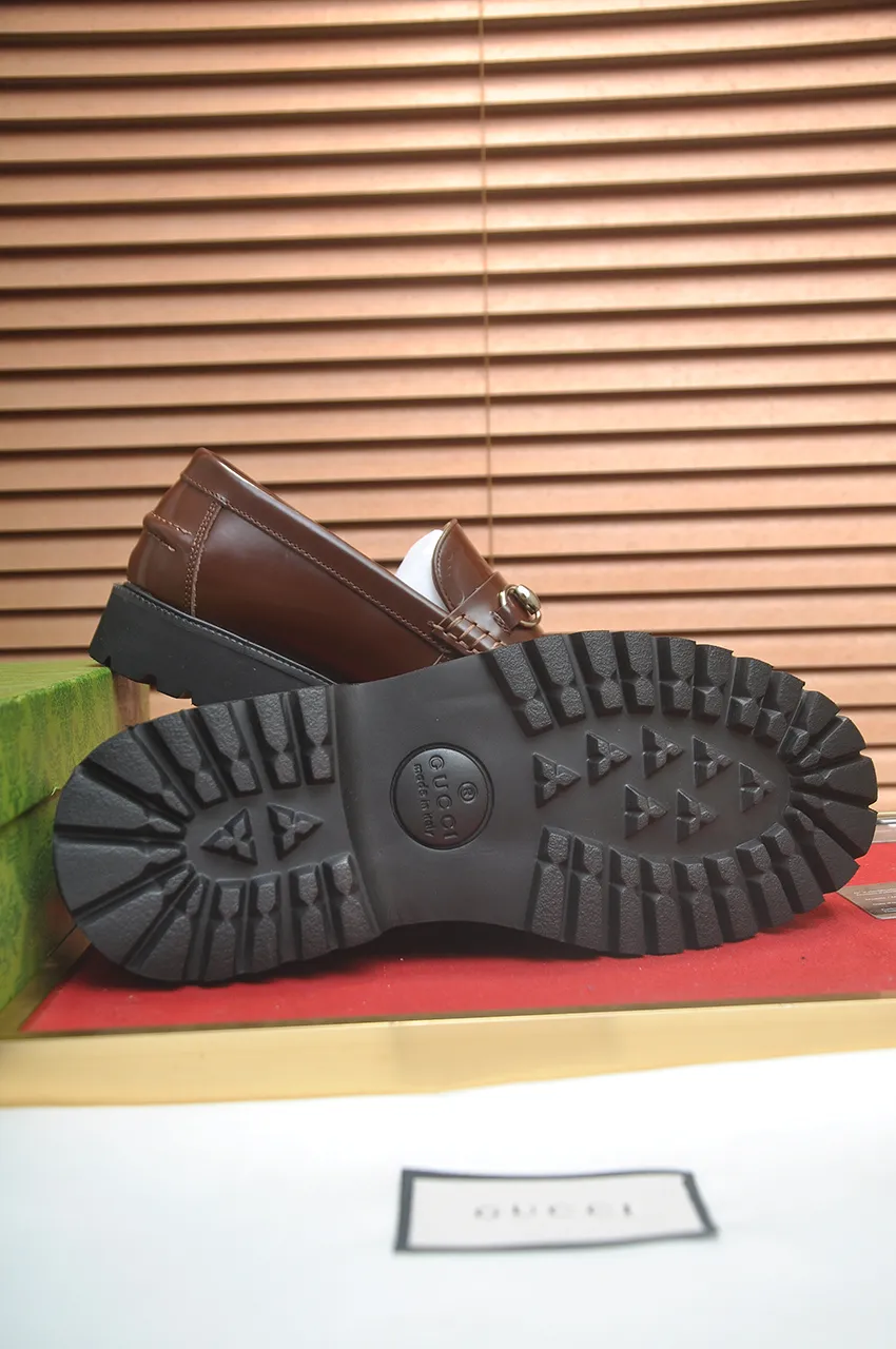 Men's shoes💰560💶Italy's top luxury men's shoe giant (GUCCI) (Gucci) (full cowhide lining) new arrival🍃Original European style🔰 Pleasant to the eye😍In order to make the shoes more durable and non-deformable🌀The production continues to follow traditional methods but there is still no lack of innovation💪Choose original sheepskin for the leather♻️ Smooth and natural And extra bright ⭐Made of imported cowhide, the first choice of rich people 38-45 (45 customized)
